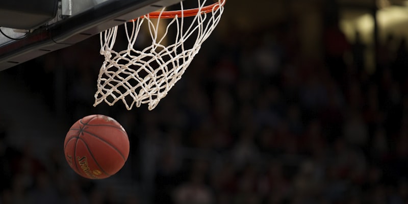 NBA篮球赛事分析报道 - 运动员在比赛中投篮的精彩瞬间
